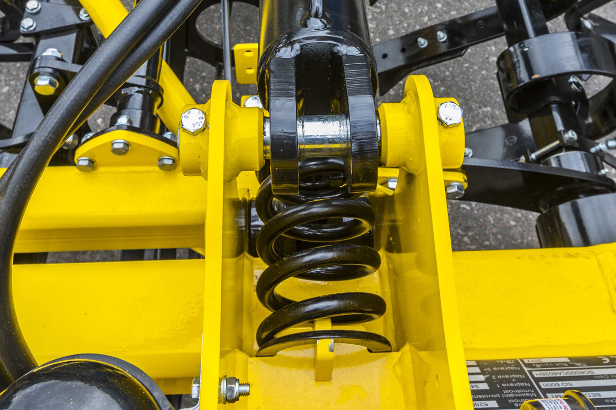 Один із амортизаторів секцій робочих орагнів на Swifter SO_Profi